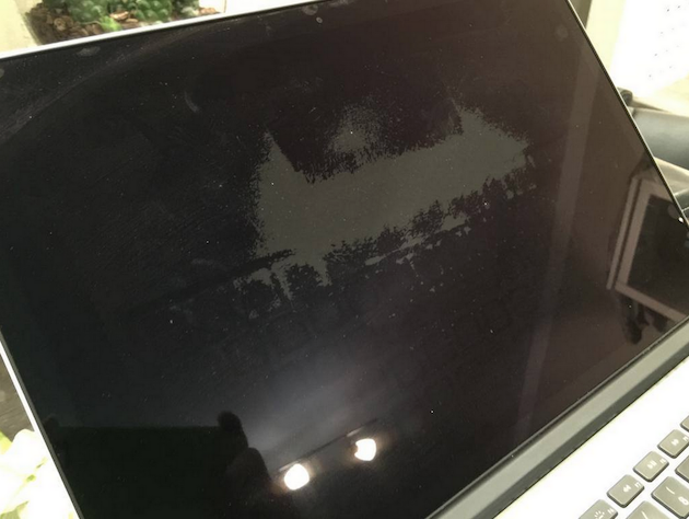 Sửa lỗi bong tróc lớp chống lóa trên Macbook Pro tại laptopcugiare